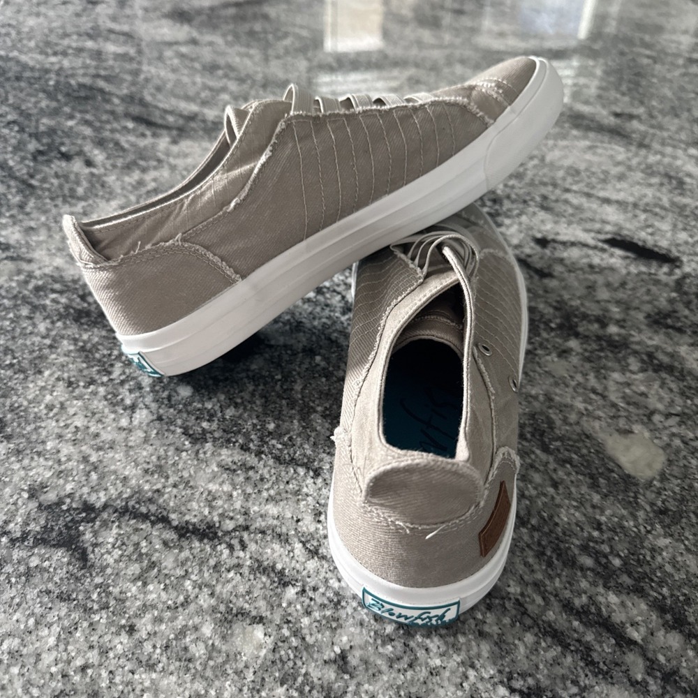 Blowfish Malibu Size 10 Slip-On Canvas Sneakers in Steel Gray Brand New